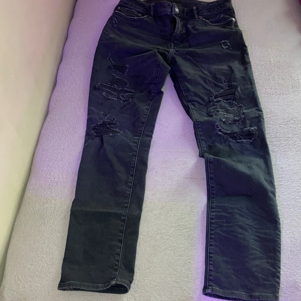 American Eagle Outfitters Black Distressed Skinny Jeans. In VERY GOOD CONDITION!